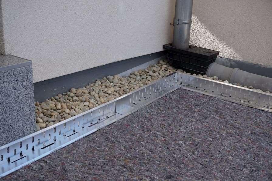 Instalace separační geotextilie při realizaci extenzivní zelené střechy