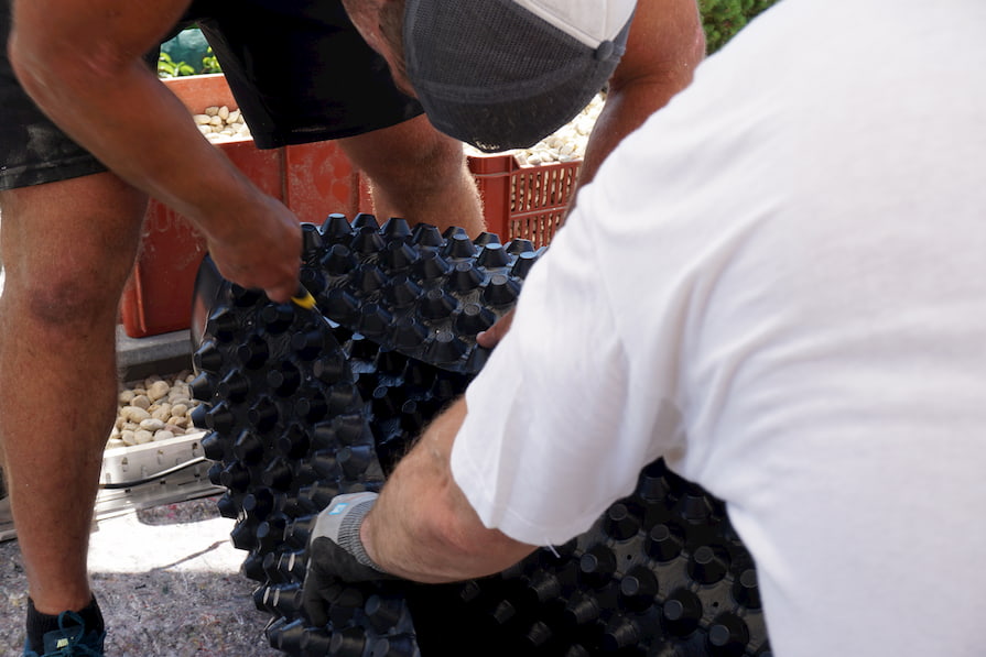 Pokládka nopové folie při výsadbě extenzivní zelené střechy