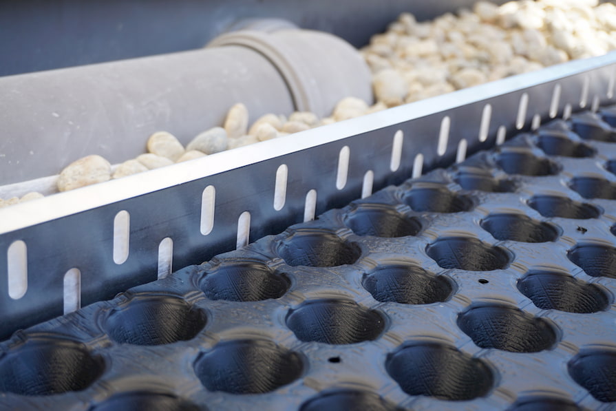 Detailní pohled na strukturu nopové folie instalovanou při realizaci extenzivní zelené střechy