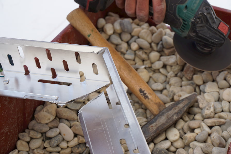 Detail naříznutí ukončovací kačírkové lišty
