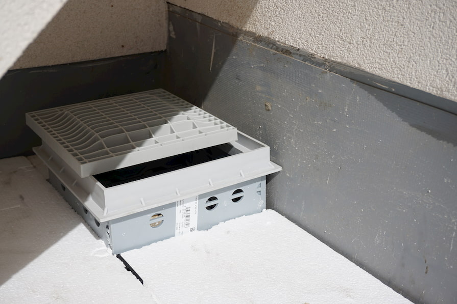 Instalace střešní vpusti pro odvodnění zelené střechy