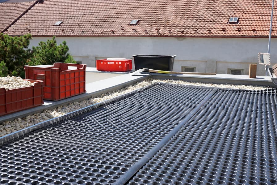 Nopová folie položená na separační geotextilii