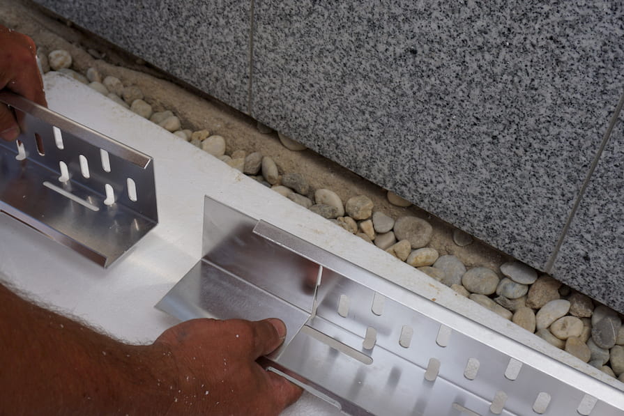 Instalace okrajové a ukončovací lišty při montáži zelené střechy