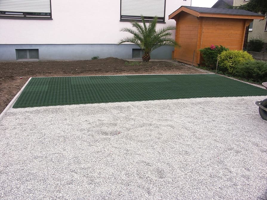 Vegetační dlažba položená na navezeném štěrku