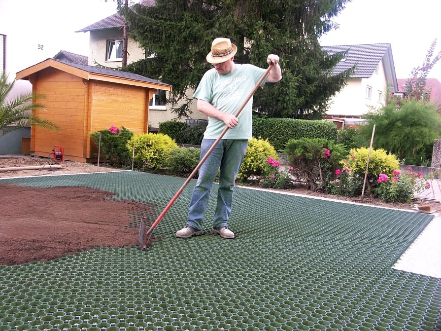 Zasypání zatravňovací dlažby zeminou