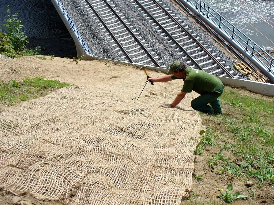 Kotvení protierozní sítě na svahu