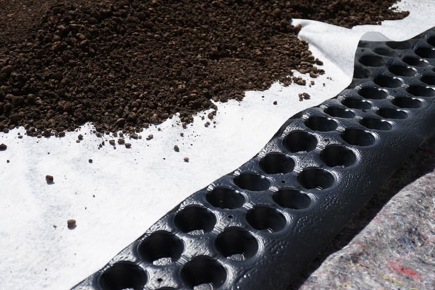 Nopová folie pod filtrační geotextílií ve skladbě zelené střechy