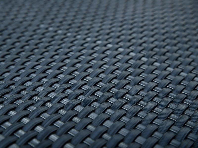 Šedá ratanová zástěna