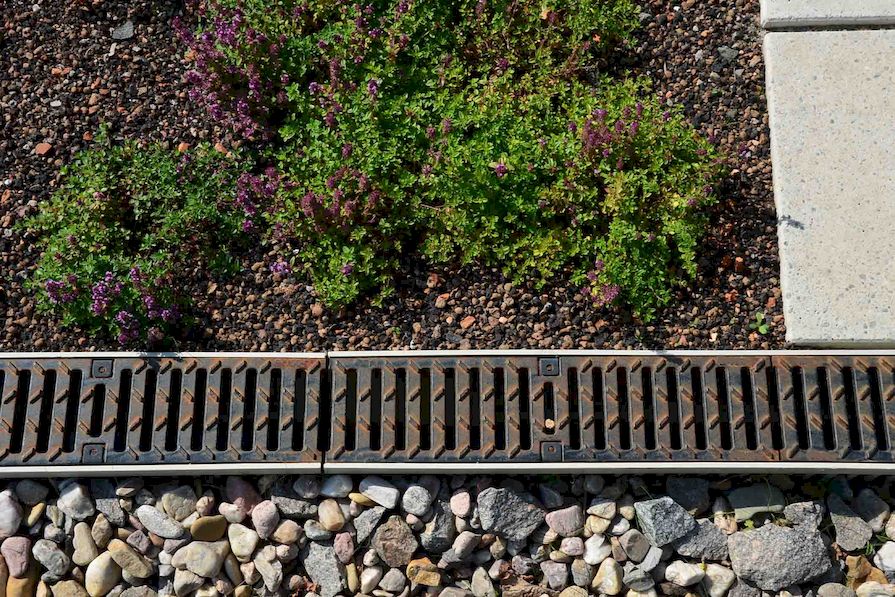 Střešní substrát v souvrství zelené střechy