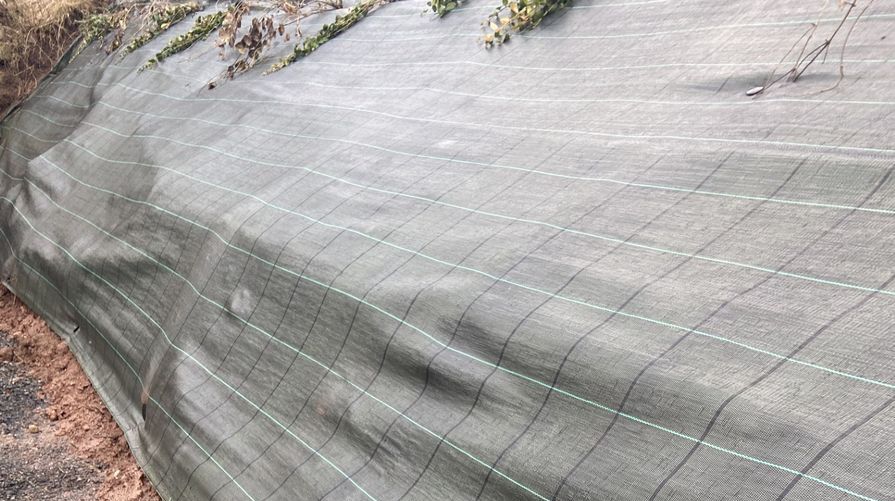 Tkaná textilie na svahu