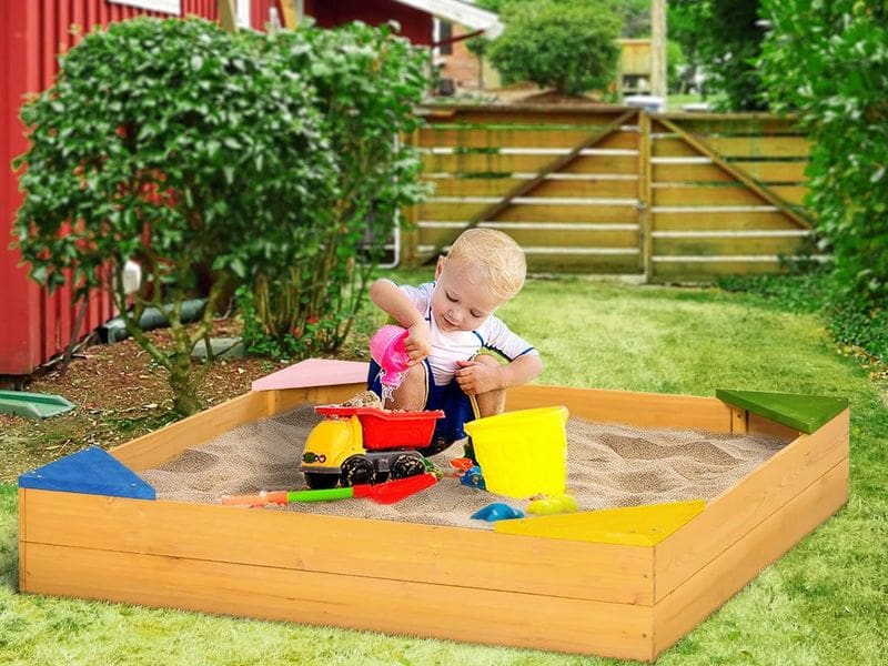 Dítě na pískovišti