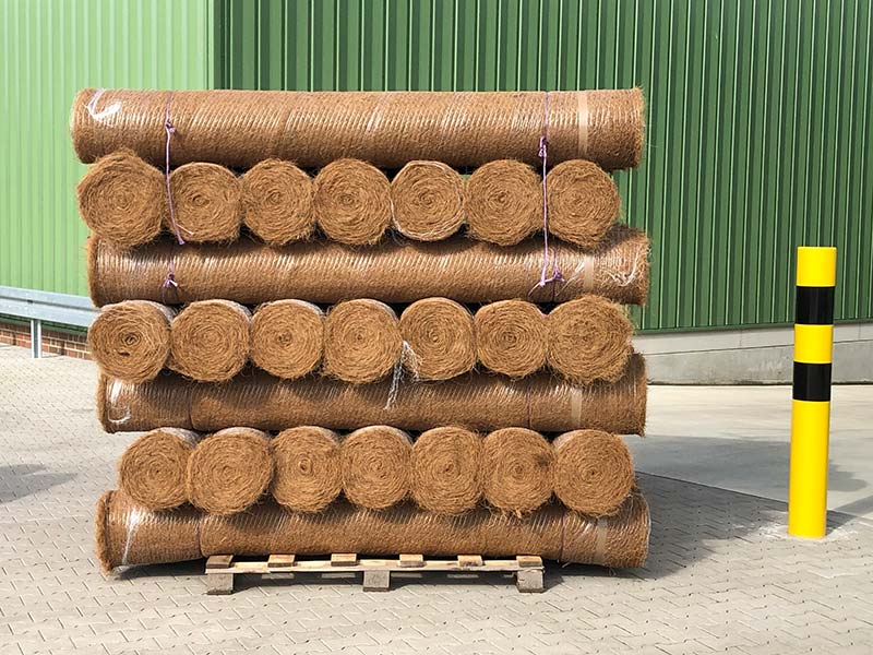 Kokosové rohože pro zpevnění svahu uložené na dřevěné paletě