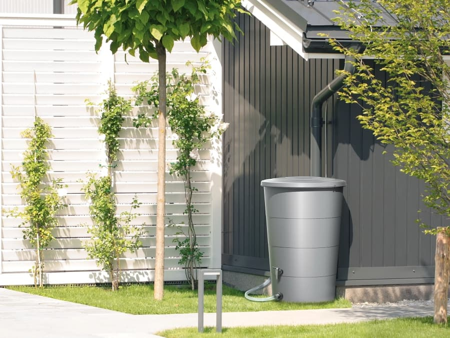 Kulatý sud na vodu Smooth v zahradě