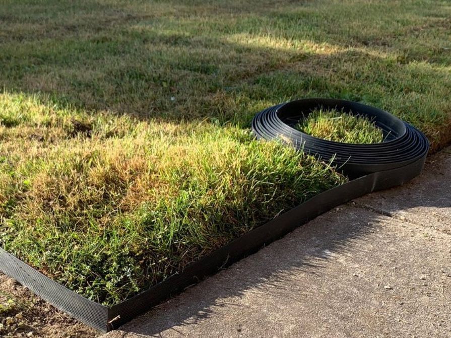 Lemování trávníku v zahradě