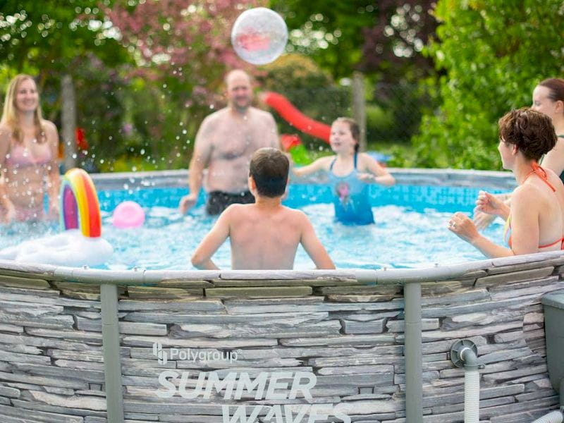 Nafukovací bazén s lidmi ve vodě