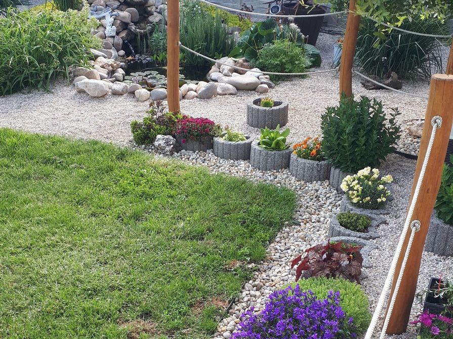 Neviditelné obrubníky kolem záhonu