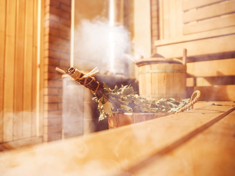 Ochlazovací vědro se stromovou metličkou v sauně