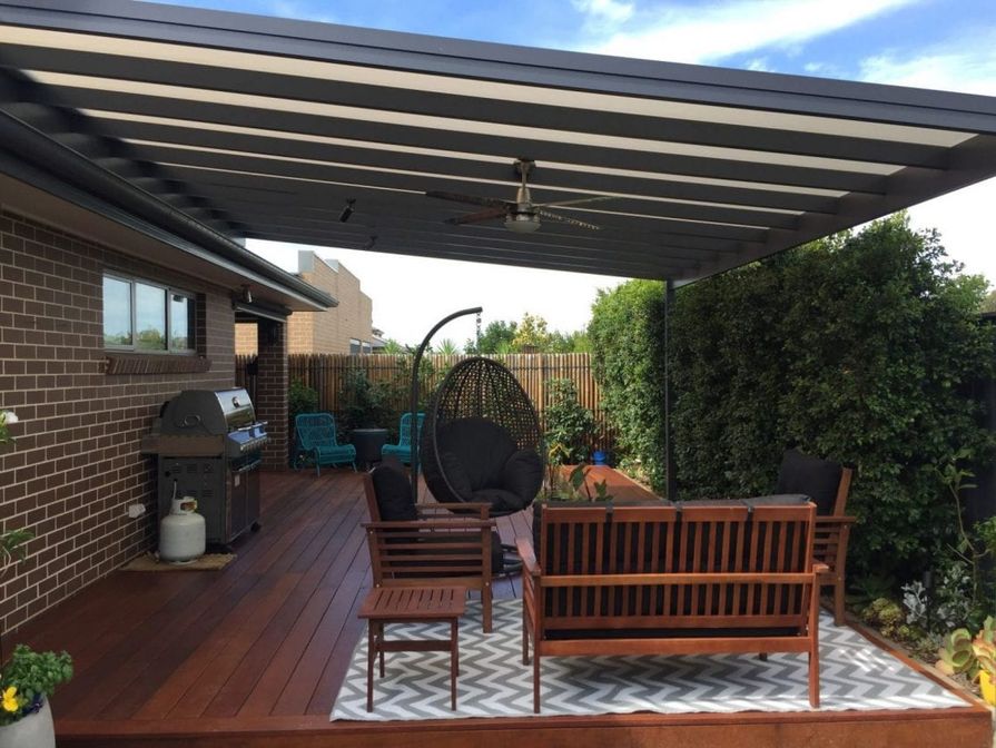 Pergola u zdi zastřešená polykarbonátem