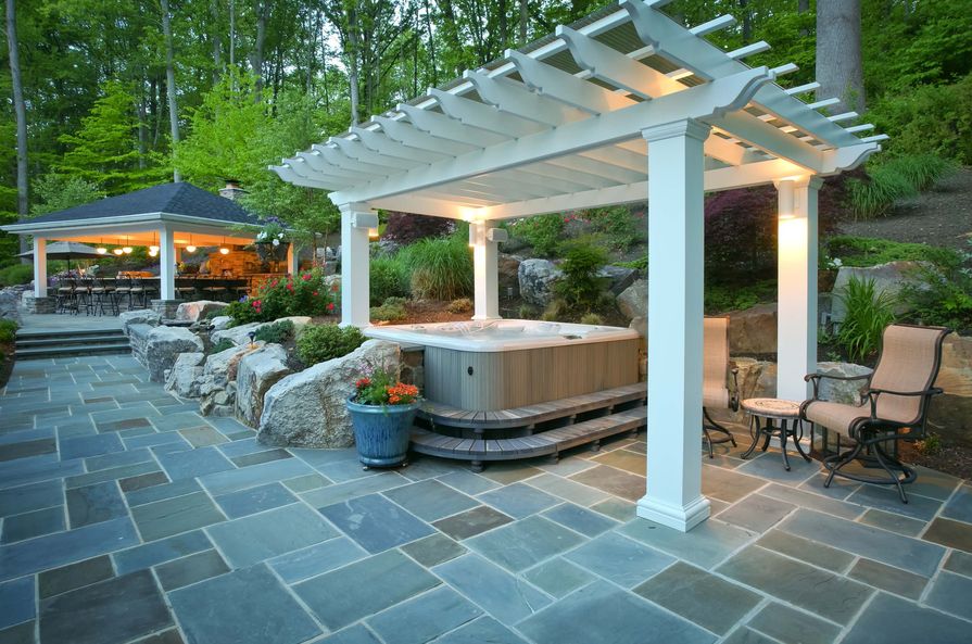 Lázeň pod pergolou se zastřešením ze sklolaminátu