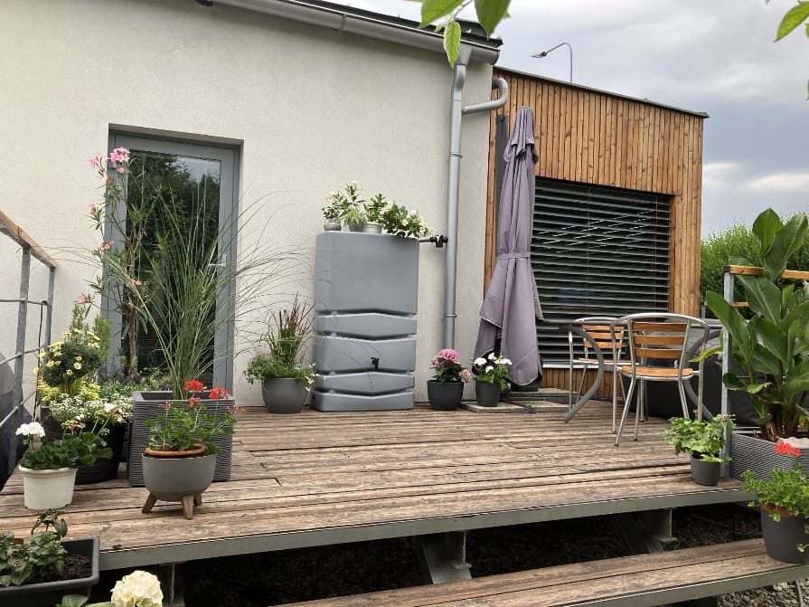 Plastový sud na vodu umístěná´ý na terase