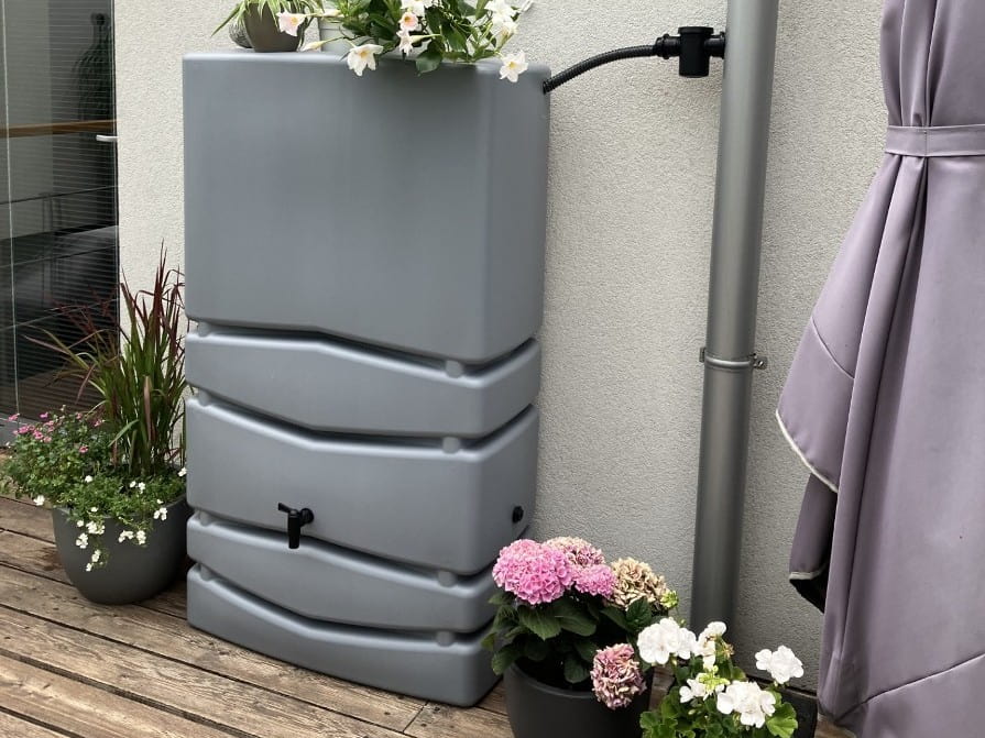 Plastový sud na vodu ve tvaru kvádru na dřevěné terase
