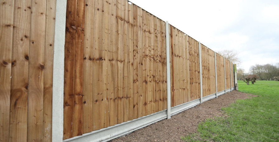 Podhrabové desky pod dřevěným plotem