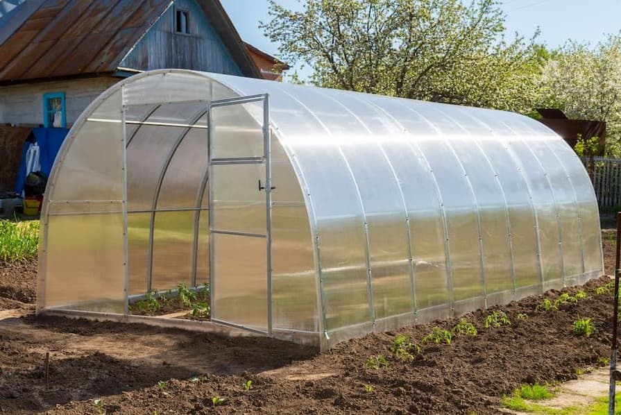 Jaký skleník vybrat? Jednou z možností je polykarbonátový skleník obloukového tvaru