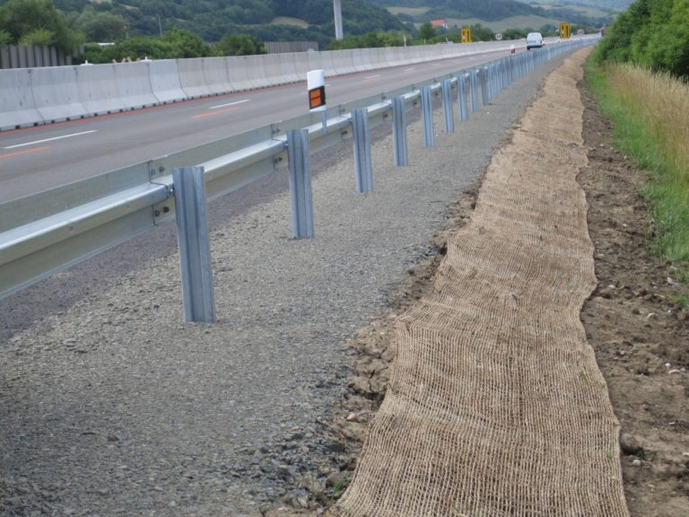 Ukázka nesprávné pokládky protierozní rohože u silnice