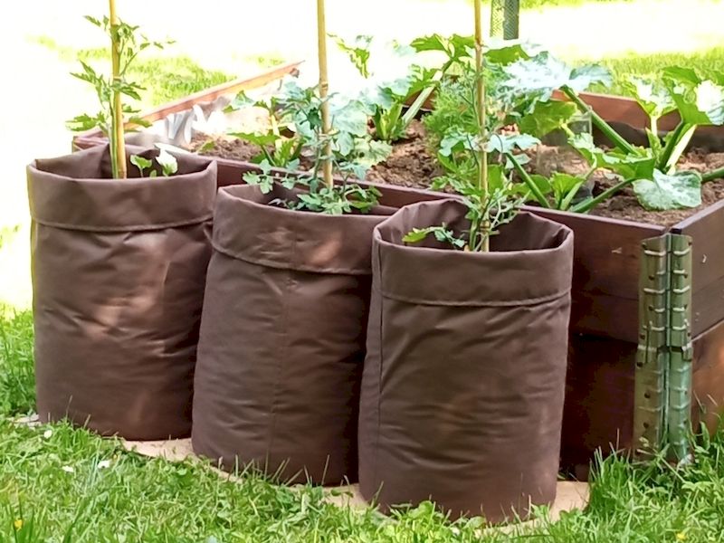 Květináč z hnědé netkané textilie