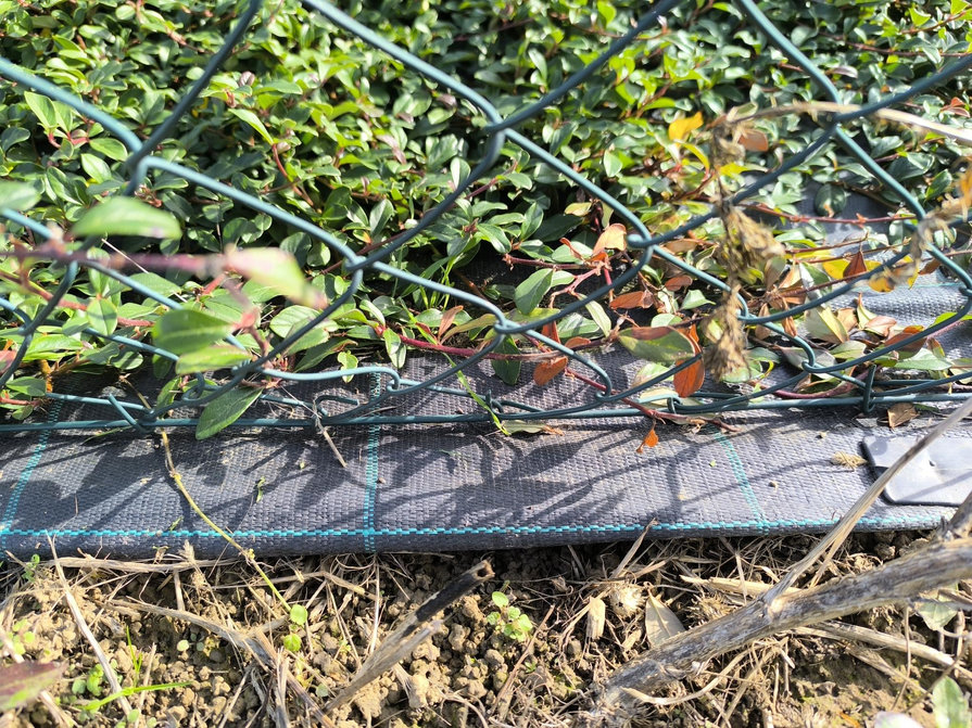 Tkaná geotextilie pod plotem