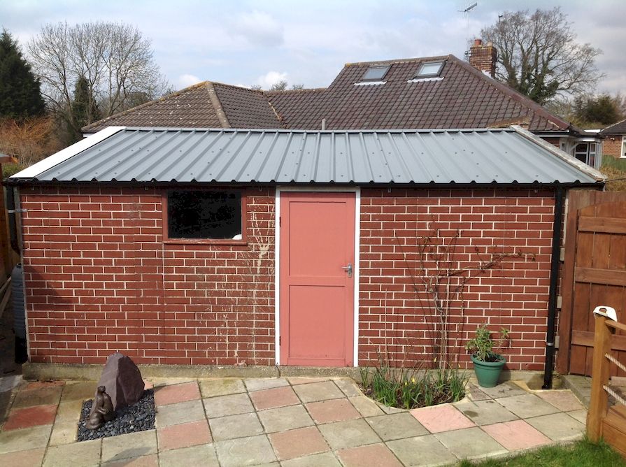 Trapézová krytina použitá pro zastřešení cihlového zahradního přístřešku