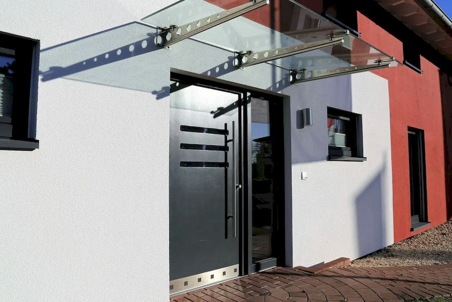 Vchodová stříška ze skla nad dveřmi rodinného domu