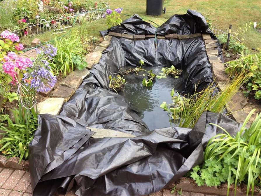 Jezírková fólie ve výkopu pro zahradní jezírko