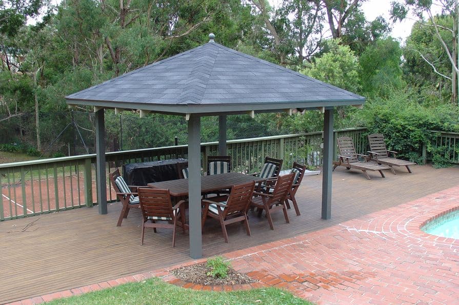 Zahradní přístřešek zastřešený asfaltovým šindelem