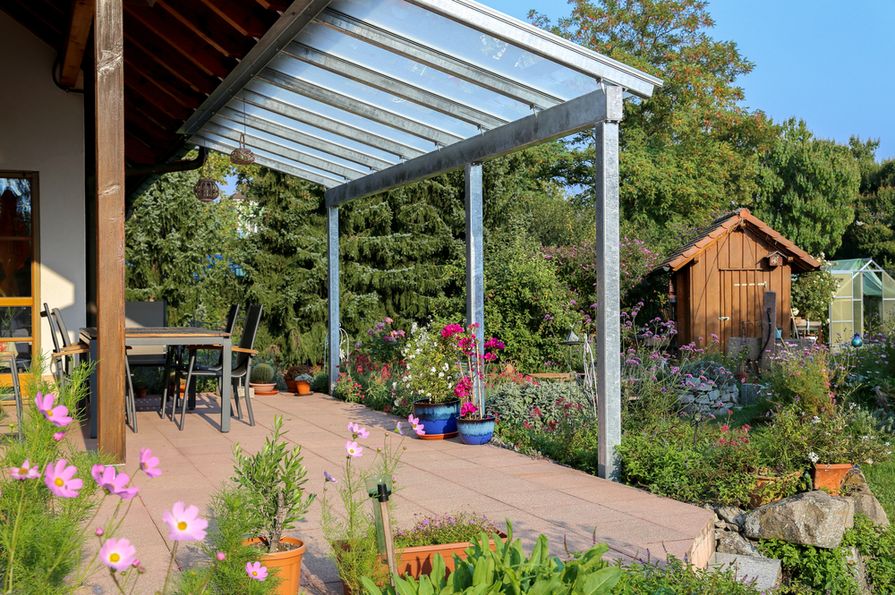 Zasklená pergola u zdi rodinného domu