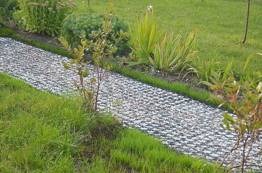 Zatravňovací dlaždice využité při výstavbě zahradního chodníčku