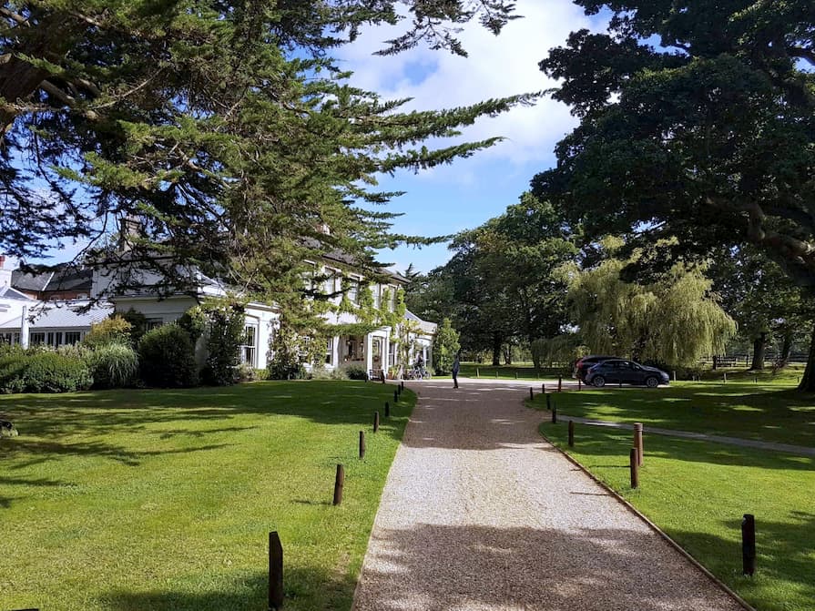 Zatravňovací dlažba použitá při výstavbě příjezdové cesty k rodinné rezidenci