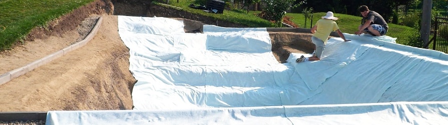 Netkaná geotextilie při výstavbě jezírka