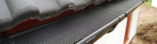 Síť do okapů na okapovém žlabu