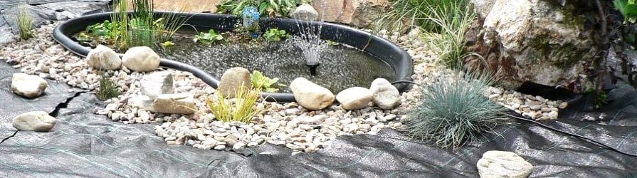 Tkané textilie pod vrstvou mulče