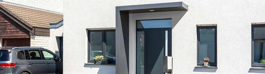 Vchodová stříška s boční stěnou u vchodu do rodinného domu