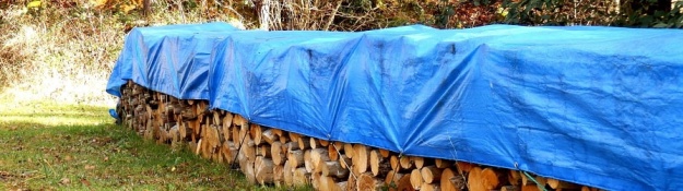 Zakrývací plachty chránící dřevo na otop
